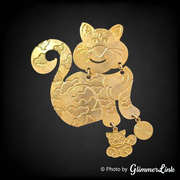 Vintage NF Articulated Tabby Cat Dangling Charms Thin Gold Tone Brooch - Picture 1 of 9